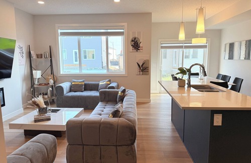 Southeast Edmonton House | Family Friendly| Spacious|King Bed| Wifi|Sleeps 12