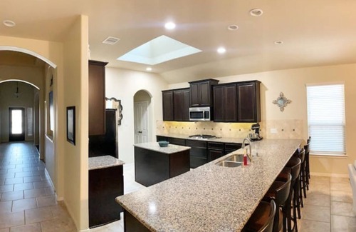 Conroe House | Family Friendly Stay with Parks and Pool Nearby