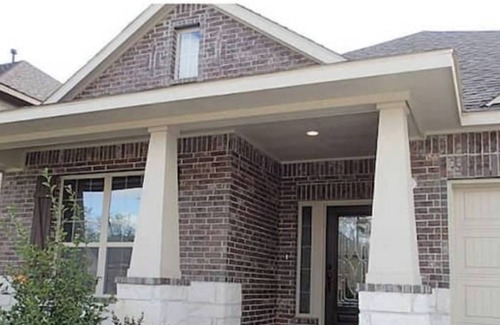 Conroe House | Family Friendly Stay with Parks and Pool Nearby