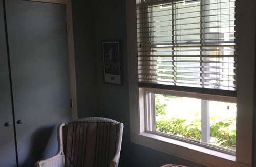 Frankfort House | Family Friendly Suite a block from Lake Michigan
