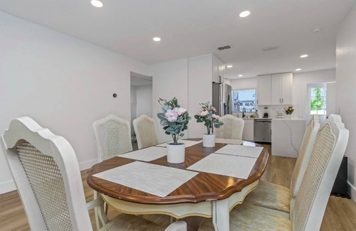 Carver City - Lincoln Gardens House | Family-Friendly Tampa Retreat w/Back & Playset