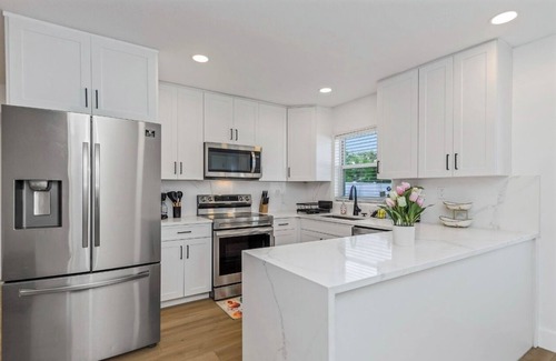 Carver City - Lincoln Gardens House | Family-Friendly Tampa Retreat w/Back & Playset