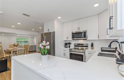 Carver City - Lincoln Gardens House | Family-Friendly Tampa Retreat w/Back & Playset