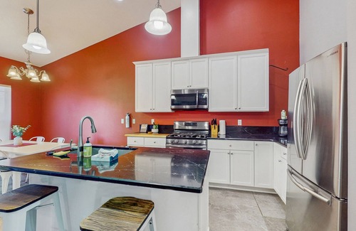 Happy Valley House | Family-Friendly Townhouse with High-Speed WiFi, and Washer/Dryer