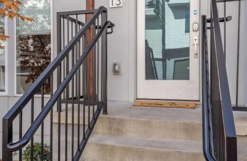 Katie Hill Neighborhood House | Family-friendly Townhouse with stunning Skyline View & Balcony