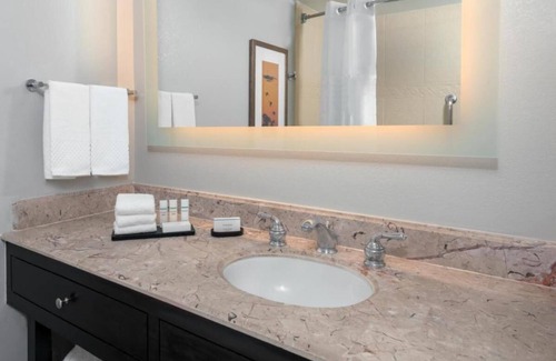 Park Central Hotel | Family-friendly Unit! Indoor Swimming Pool, FREE Parking! Close to Downtown!