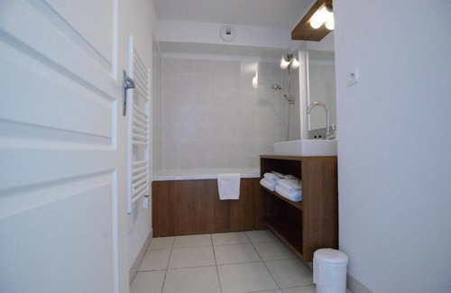 Azille Hotel | Family-Friendly Unit Near Carcassonne | Pet Are Welcome