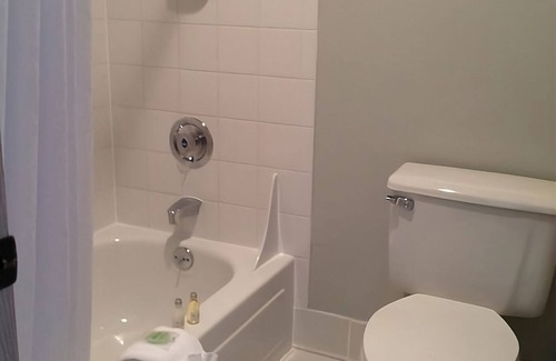 Warrenton Hotel | Family-Friendly Unit! Pool, Sauna and Gym