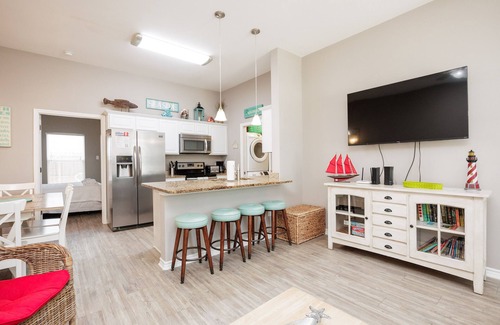 Corpus Christi House | Family-friendly beauty is located just Across the Street from the Beach!