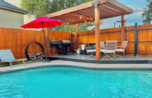 South Side House | Family Friendly Home w /pool