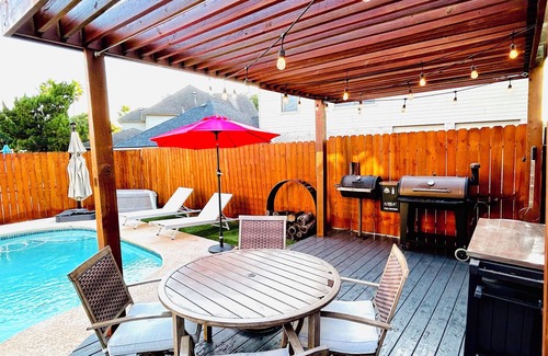 South Side House | Family Friendly Home w /pool