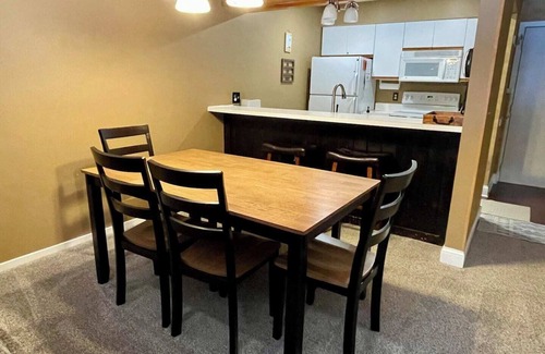Harbor Springs Condo | Family Friendly w/POOL | 2 bed, 1 bath | Sleeps 6