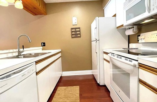 Harbor Springs Condo | Family Friendly w/POOL | 2 bed, 1 bath | Sleeps 6