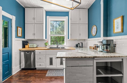 Hendersonville House | Family-Friendly Steps to Ecusta Trail/Ecusta Market & Café Near Downtown HVL