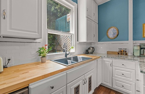 Hendersonville House | Family-Friendly Steps to Ecusta Trail/Ecusta Market & Café Near Downtown HVL