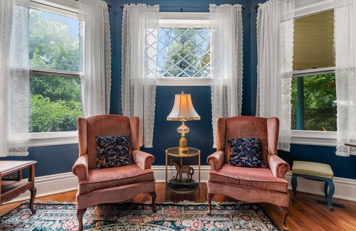 Hendersonville House | Family-Friendly Steps to Ecusta Trail/Ecusta Market & Café Near Downtown HVL