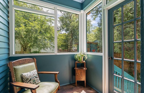 Hendersonville House | Family-Friendly Steps to Ecusta Trail/Ecusta Market & Café Near Downtown HVL