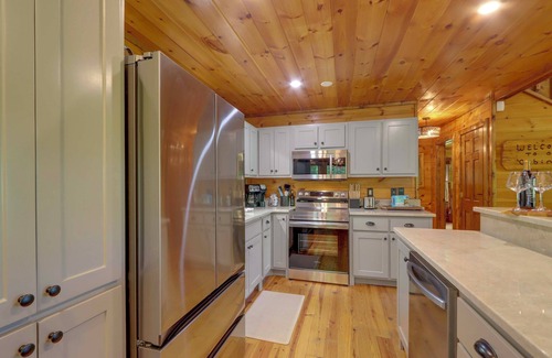 Mineral Bluff Cabin | Family Friendly: Hot Tub Haven in Mineral Bluff!