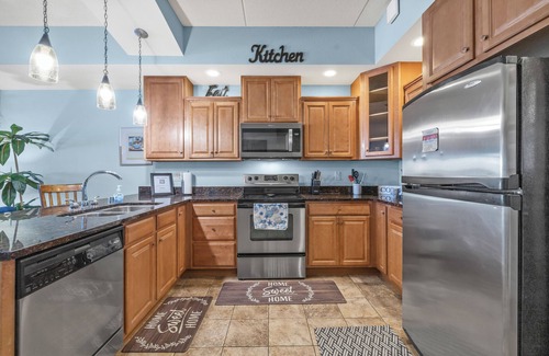 Wisconsin Dells Condo | Family-Friendly Dells Stay Sleeps 8 + Jacuzzi