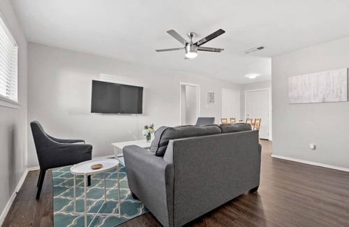 Central Arlington Apartment | Family Friendly! WALK to AT&T Stadium. Spacious & Clean.