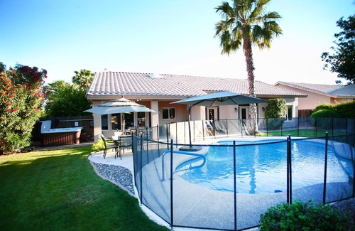 Paradise Valley Village House | Family Friendly - Walk to Kierland - Pickleball/Pool Table/Bikes/BBQ