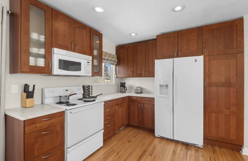 Castlewood House | Family-friendly with King Beds + Pets