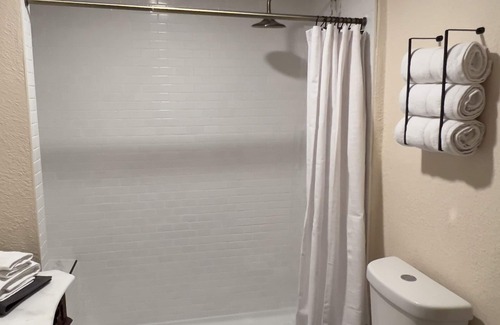 Pueblo House | Family Friendy/King Bed/Nespresso Coffee Bar/Smart TVs/Modern