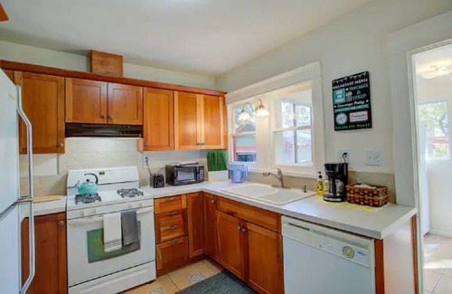 Downtown Riverside House | Family Fun/Comfortable Getaway/Business Executive