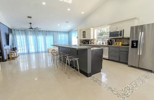 Edgewood House | Family Fun Fort Lauderdale: Pool, Games & Sleeps 10