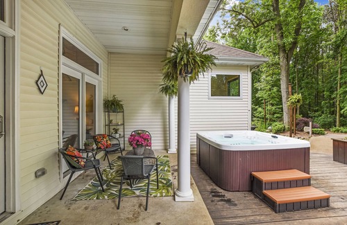Battle Creek House | ★ Family FUN HotTub FirePit Game Room Movie Theater & more!