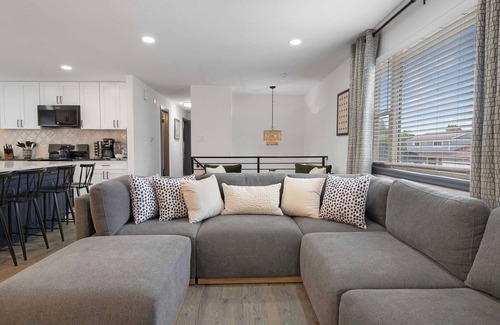 Ralston Valley House | Family Fun in Arvada- Hot Tub- Game Room- HD TVs!
