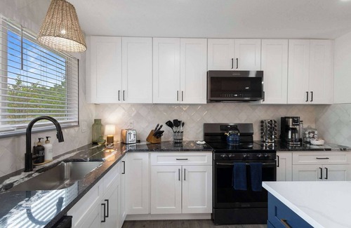 Ralston Valley House | Family Fun in Arvada- Hot Tub- Game Room- HD TVs!