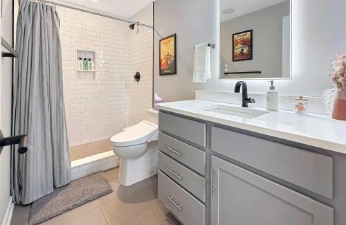 Sandusky House | Family Fun Near Cedar Point - Rooftop Lake Views