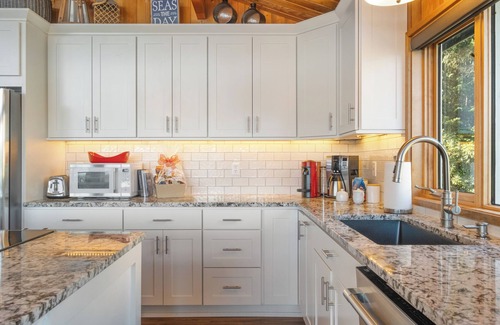 Shelton House | Family Fun-Waterfront-Pickleball-Sauna-Pool-kayaks