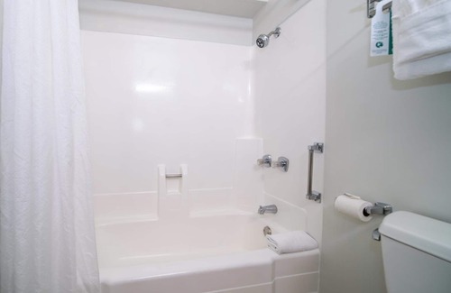 Kahului Hotel | Family Getaway! 3 Pet-Friendly Units, Outdoor Pool, Close to Paukukalo Beach!