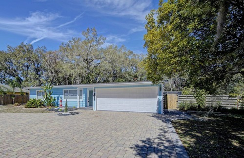 South Sarasota House | Family getaway 5 miles to Siesta Beach. Heated private Pool, bicycles.Sleep 10.