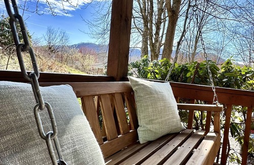 Waynesville Cabin | Family Getaway in a Classic Cozy Log Cabin