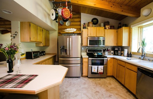 Nederland House | Family Getaway in Ned! Theater, Game Room & Garage