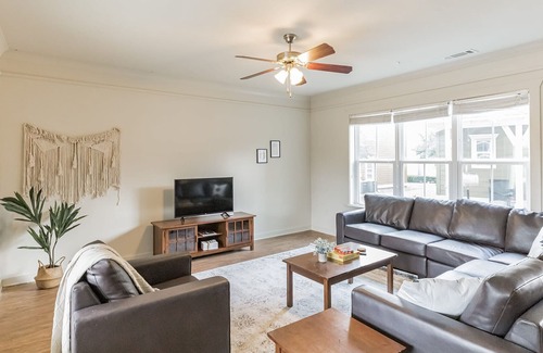 San Marcos House | Family Getaway in San Marcos + Sleeps 12!