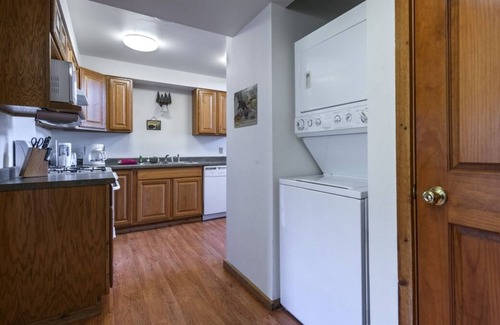 Warrens House | Family Getaway Lodge with Playground and Water Park! Near Wetherby Cranberry