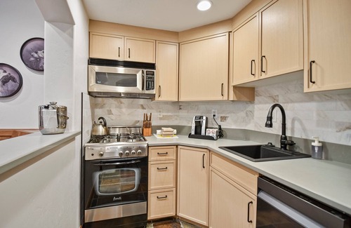 Midway Villa | Family Getaway ,Pool, Tubing, Skiing, & Ice Castles Villa 1002