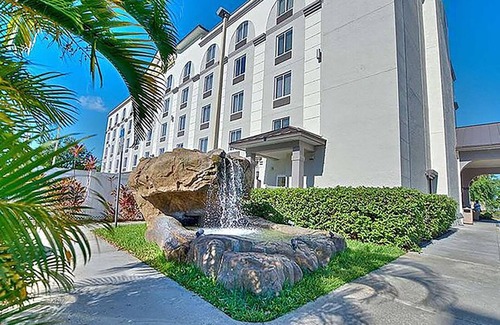 Orlando Hotel | Family Getaway Room with Pool & Easy Theme Park Access