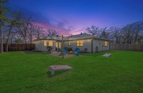 Southwood Valley House | Family Getaway Near Santa’s Wonderland & A&M w/Firepit, Arcade & King Beds