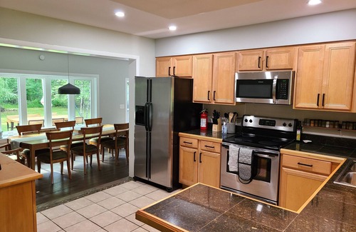 Shorewood-Tower Hills-Harbert House | Family Getaway w/year round Hot Tubn