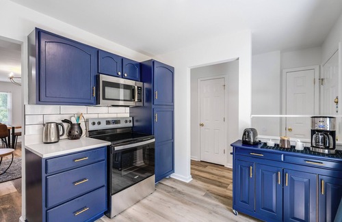 Massanutten House | Family & Group Friendly Mountain Retreat w/HotTub,EV Charger,Ski,Mountain View