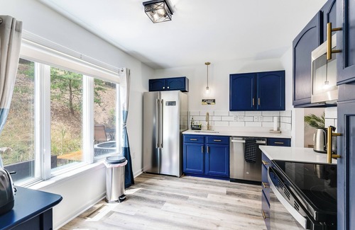 Massanutten House | Family & Group Friendly Mountain Retreat w/HotTub,EV Charger,Ski,Mountain View