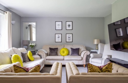 Bath House | Family & group friendly, free parking, central house