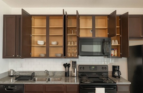 Glen Iris Apartment | Family & Group Retreat|3 Queens + Pool Table 4th