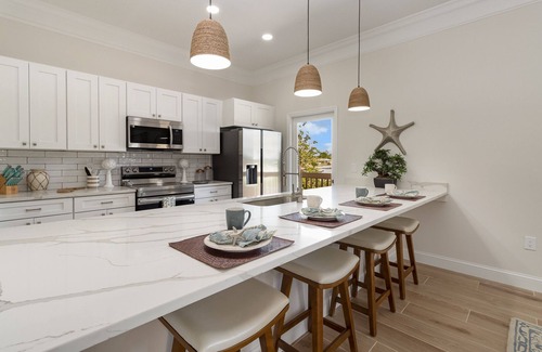 Laurel Condo | Family Guesthouse with Pool Views minutes from Nokomis Beach
