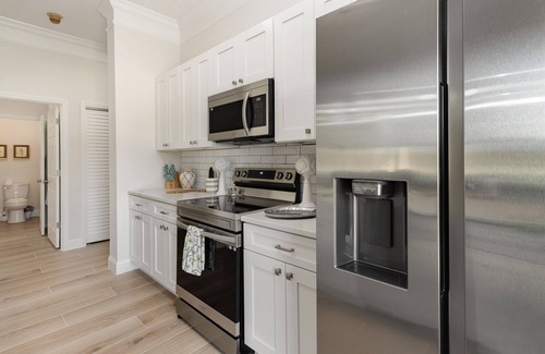 Laurel Condo | Family Guesthouse with Pool Views minutes from Nokomis Beach